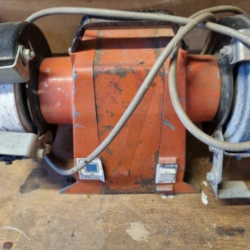 Oude kapotte slijpmachine restoratie